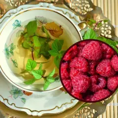 Herbata malinowa na co pomaga - odkryj jej niezwykłe właściwości zdrowotne