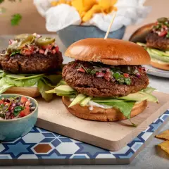 Pyszne burgery z soczystym mięsem, awokado i salsą. Idealna przyprawa do burgerów podkreśla ich smak.