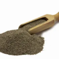 Stos mielonego pieprzu czarnego 1kg na drewnianej łyżce, gotowy do przyprawienia potraw.
