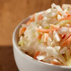 Jaką surówkę do udźca z indyka wybrać, aby zachwycić gości?