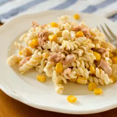 Sałatka z makaronu fusilli, tuńczyka i kukurydzy. Prosty przepis, jak zrobić sałatkę z tuńczyka na szybki obiad.