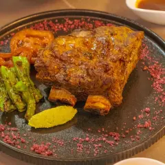 Soczysta żeberka w marynacie musztardowo miodowej na grilla, podane z pieczonymi pomidorami, papryczkami i zielonym puree.