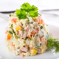 Ile kcal ma sałatka jarzynowa? Zaskakujące kalorie w ulubionej sałatce