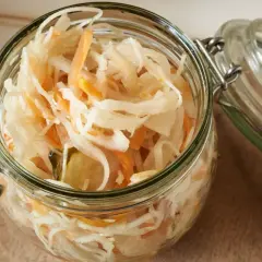 Surówka z kiszonej kapusty jak w restauracji - idealny przepis na smak