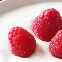 Ile kalorii ma jogurt owocowy? Zaskakujące fakty o kaloryczności