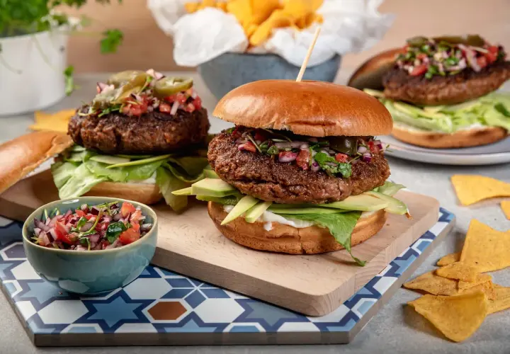 Pyszne burgery z soczystym mięsem, awokado i salsą. Idealna przyprawa do burgerów podkreśla ich smak.