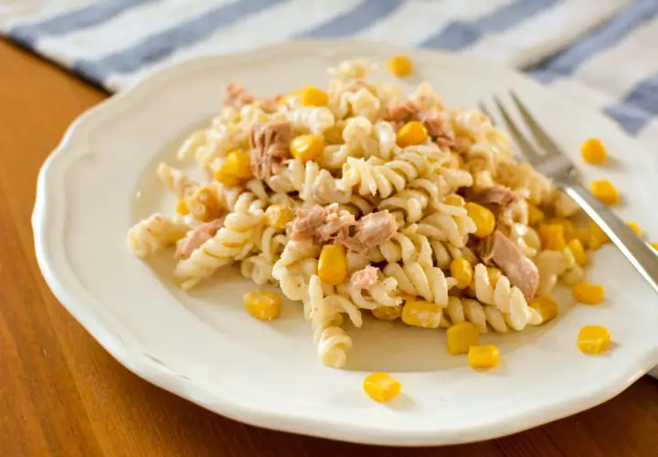 Sałatka z makaronu fusilli, tuńczyka i kukurydzy. Prosty przepis, jak zrobić sałatkę z tuńczyka na szybki obiad.