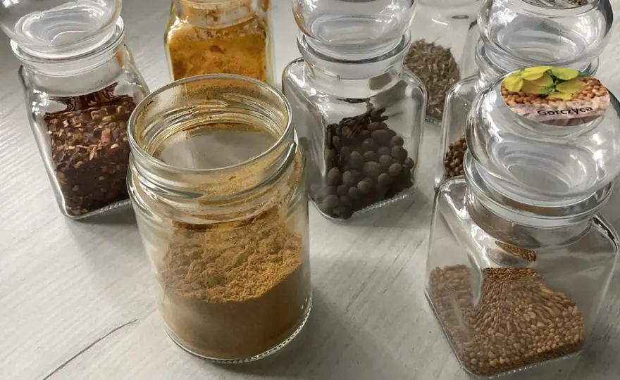 Domowe curry: Jak zrobić i używać tę aromatyczną przyprawę?