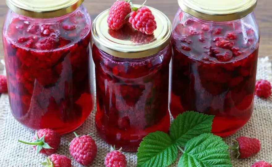 Domowy syrop malinowy: prosty przepis na lato w butelce