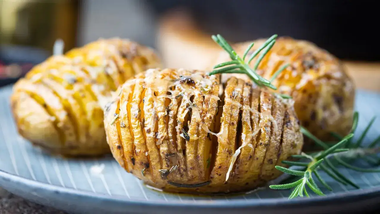 Pieczone ziemniaki hasselback z serem i rozmarynem, idealna posypka do ziemniaków.