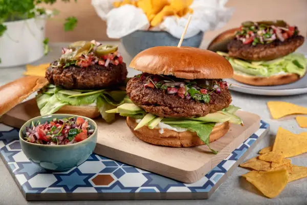 Pyszne burgery z soczystym mięsem, awokado i salsą. Idealna przyprawa do burgerów podkreśla ich smak.